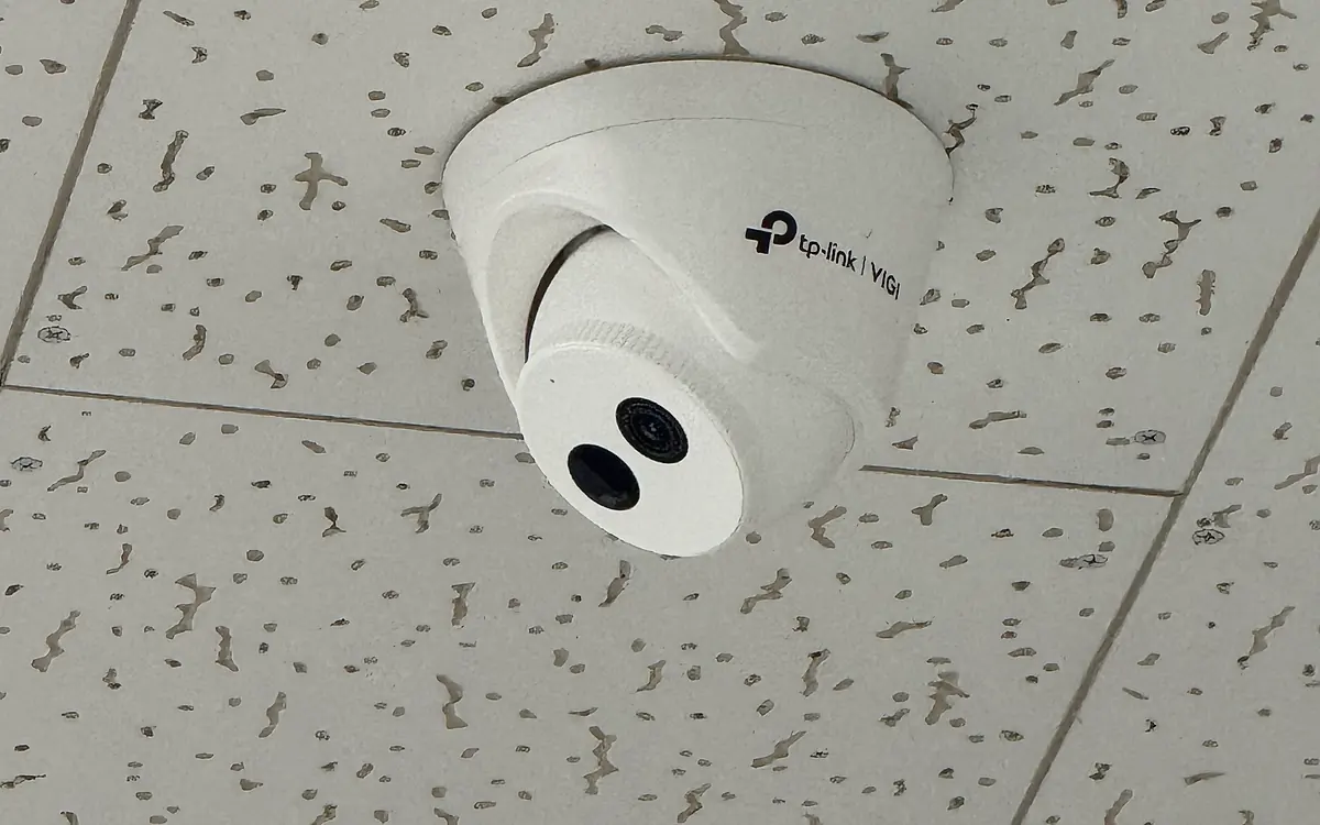 전산실 통로 천장에 설치된 돔형 CCTV 카메라. 아래쪽 통로를 향하고 있습니다.